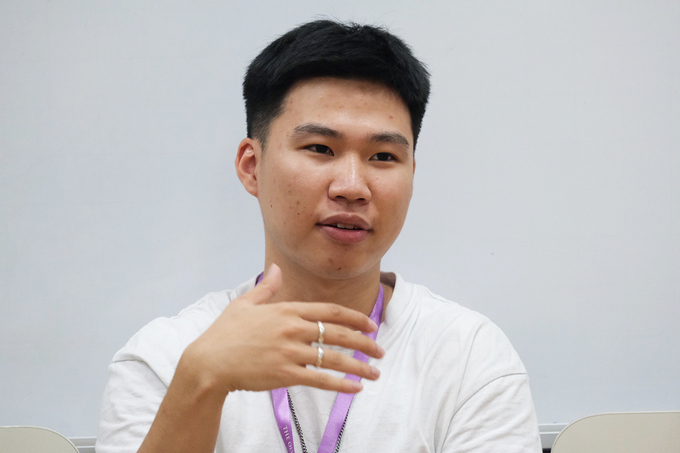 Bạch Quốc Lâm hiện làm việc cho một công ty thời gian ở Việt Nam và học online để hoàn thành năm cuối đại học. Ảnh: Dương Tâm.