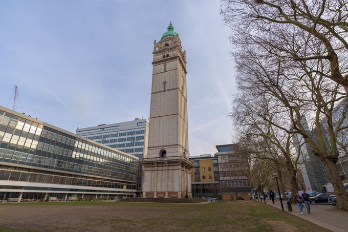Tháp Nữ hoàng, biểu tượng đặc trưng của Đại học Hoàng gia Longdon. Ảnh: Shutterstock